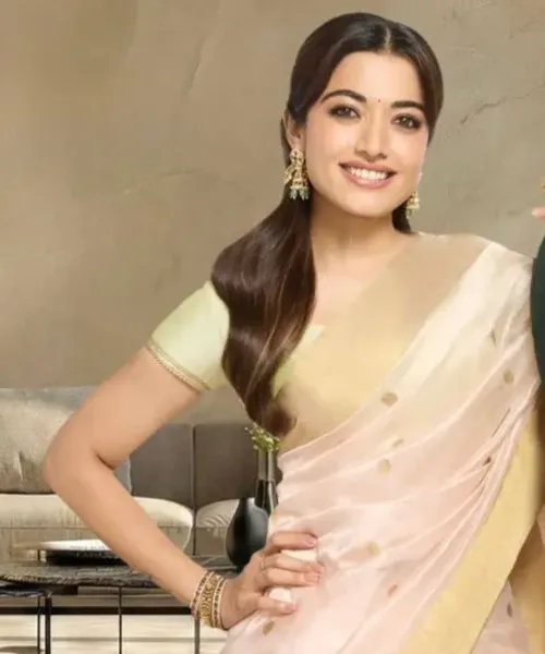 imgi_162_Rashmika_Mandanna_in_Omya