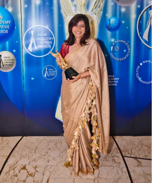 imgi_164_Rajshri_Deshpande_in_Gold_Textured_Saree_and_Hunar